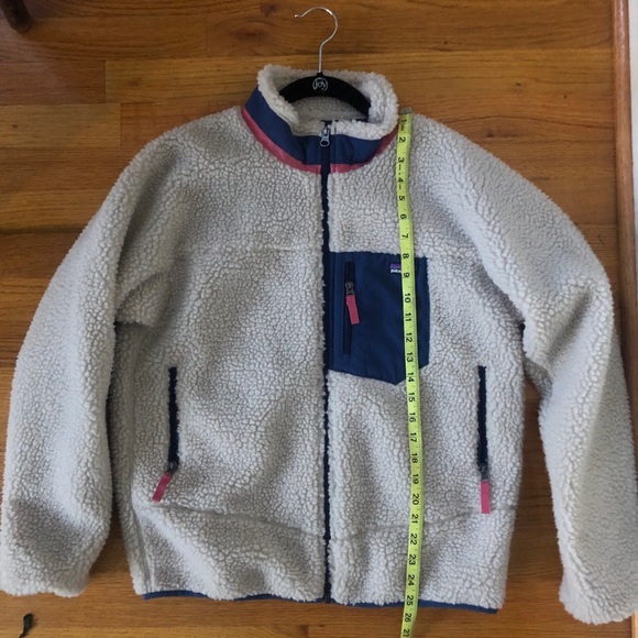 Patagonia Beige Sherpa Fleece Jacket with Navy & Pink Accents - Picture 6 of 9